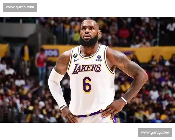 詹姆斯生涯两次替补背后的故事：兄弟情谊与伤病管理的双重见证