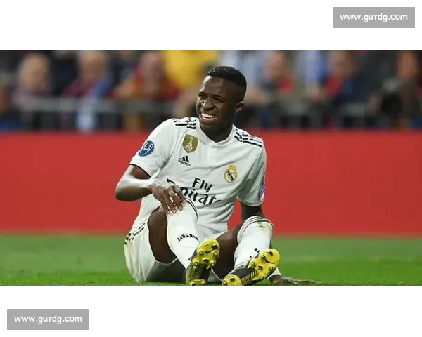 维尼修斯领衔三将抵皇马驻地 阿隆索率队冲刺世俱杯关键战