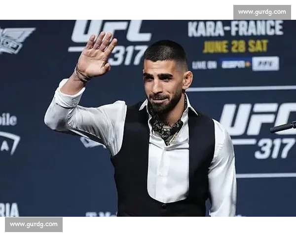 终极对视！UFC317 轻量级巅峰对决：托普里亚 vs 奥利维拉